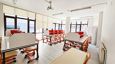 Modern çalışma alanı, geniş aydınlık ofis ortamı.