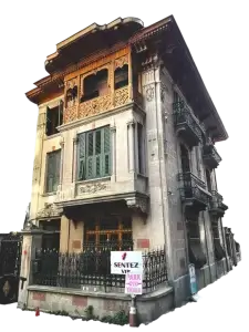 Eski bir bina, ahşap süslemelerle