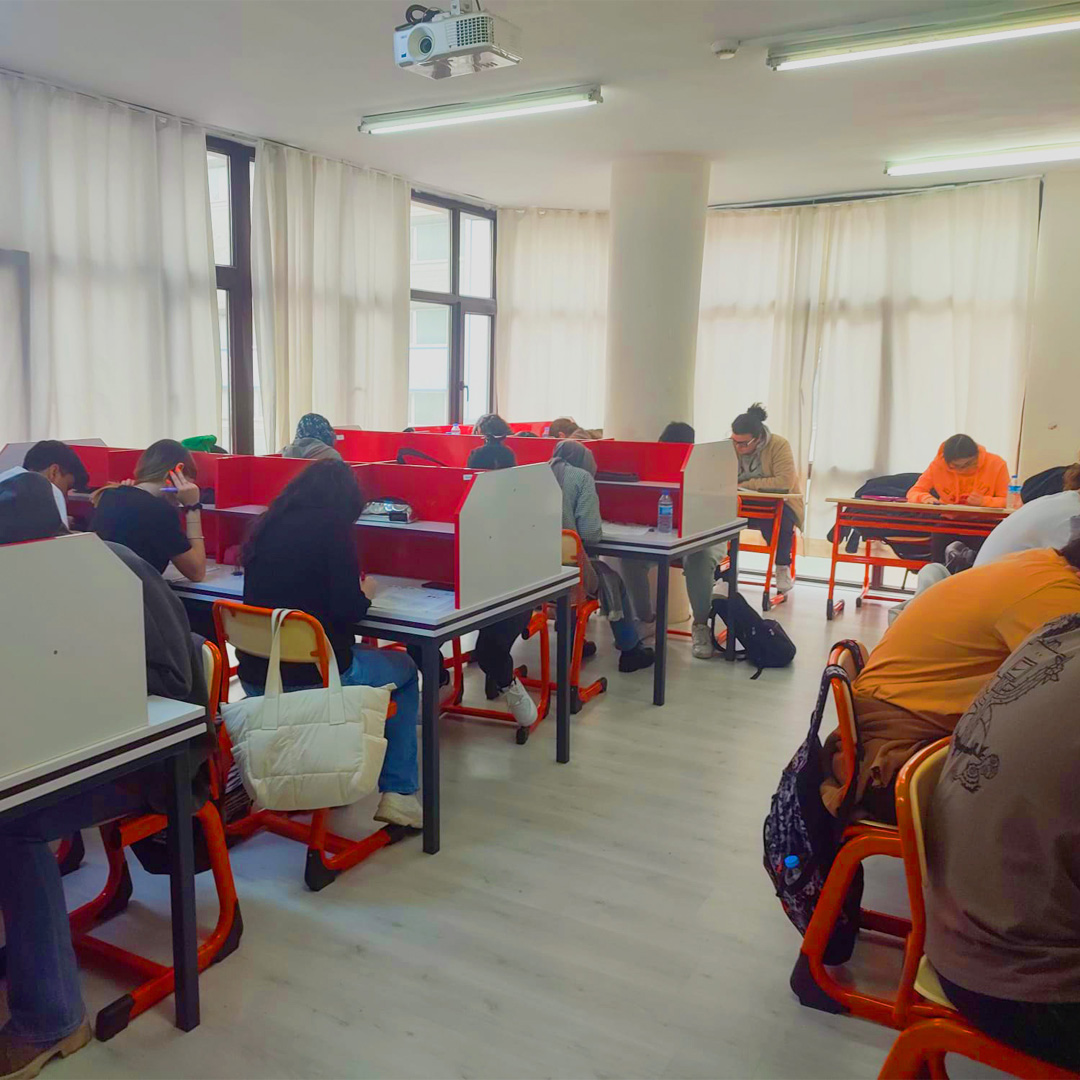 Sınıfta ders çalışan öğrenciler.