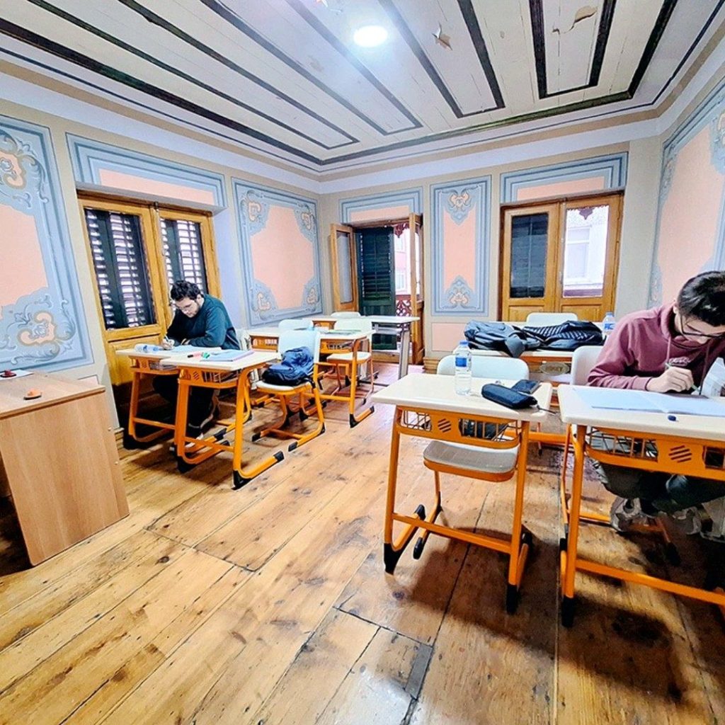 Öğrenciler tarihi sınıfta çalışıyor